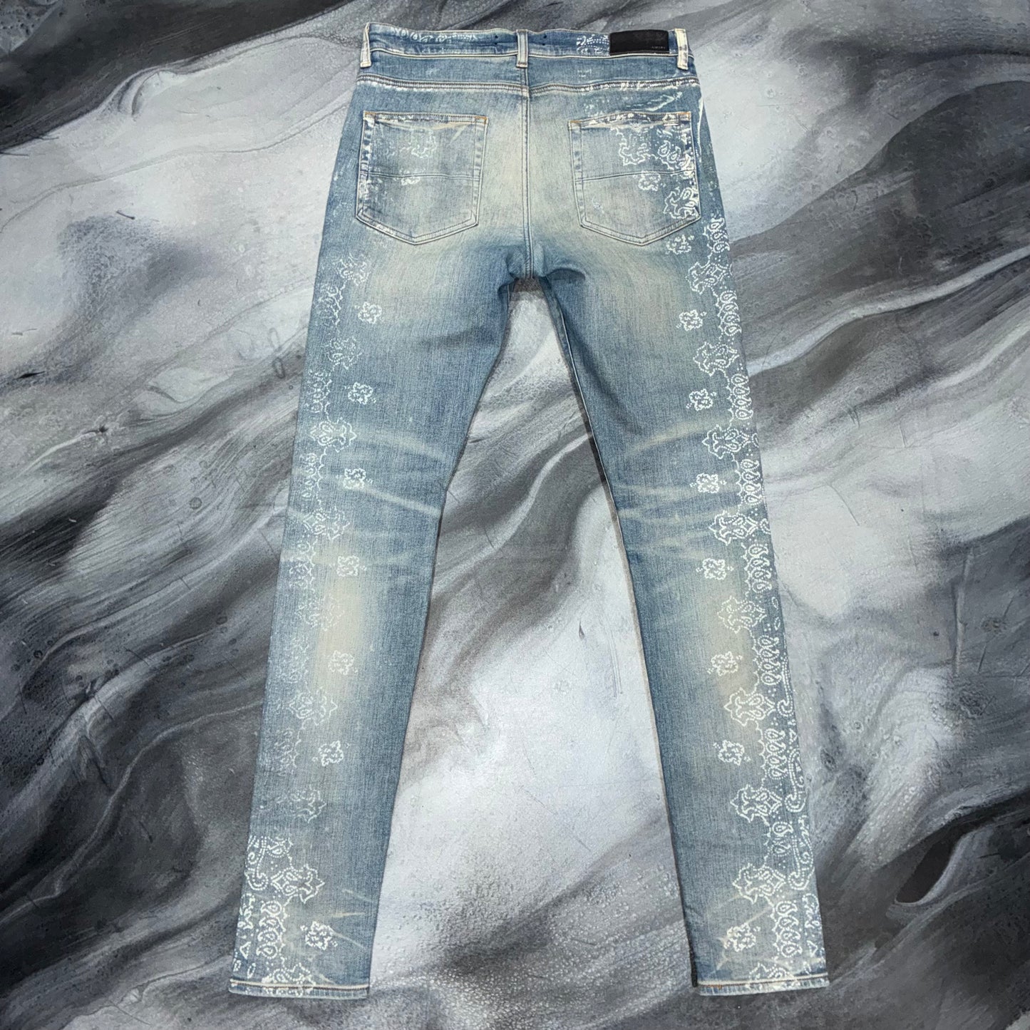 Amiri Clay Indigo Bleach Bandana Jean (32)