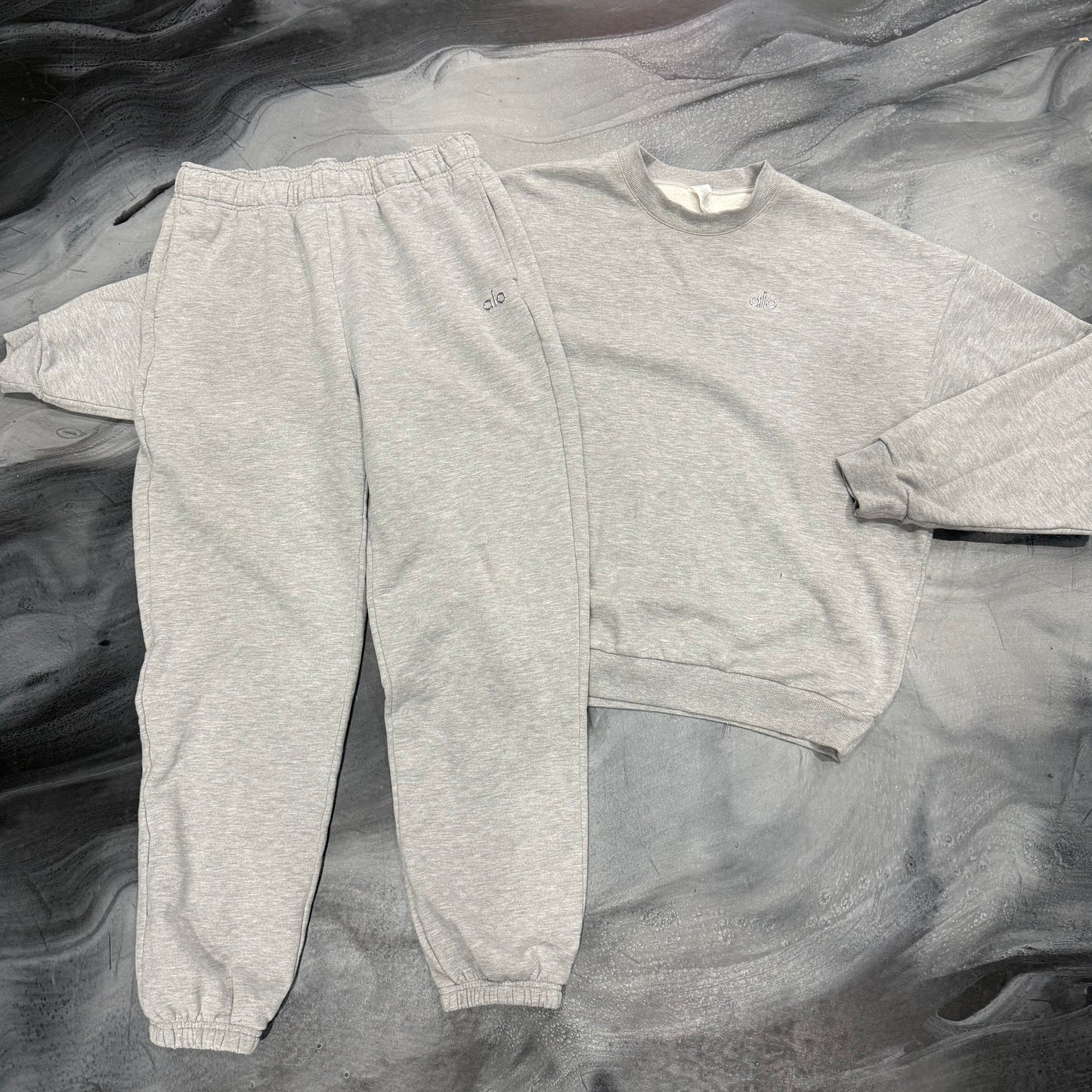 Alo Grey Yoga Accolade Sweater/Joggers Set (XL)