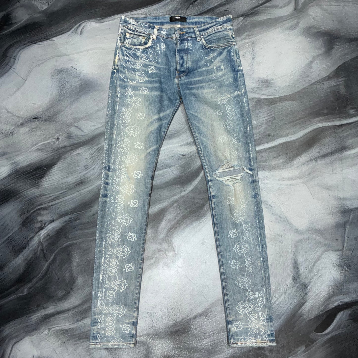 Amiri Clay Indigo Bleach Bandana Jean (32)