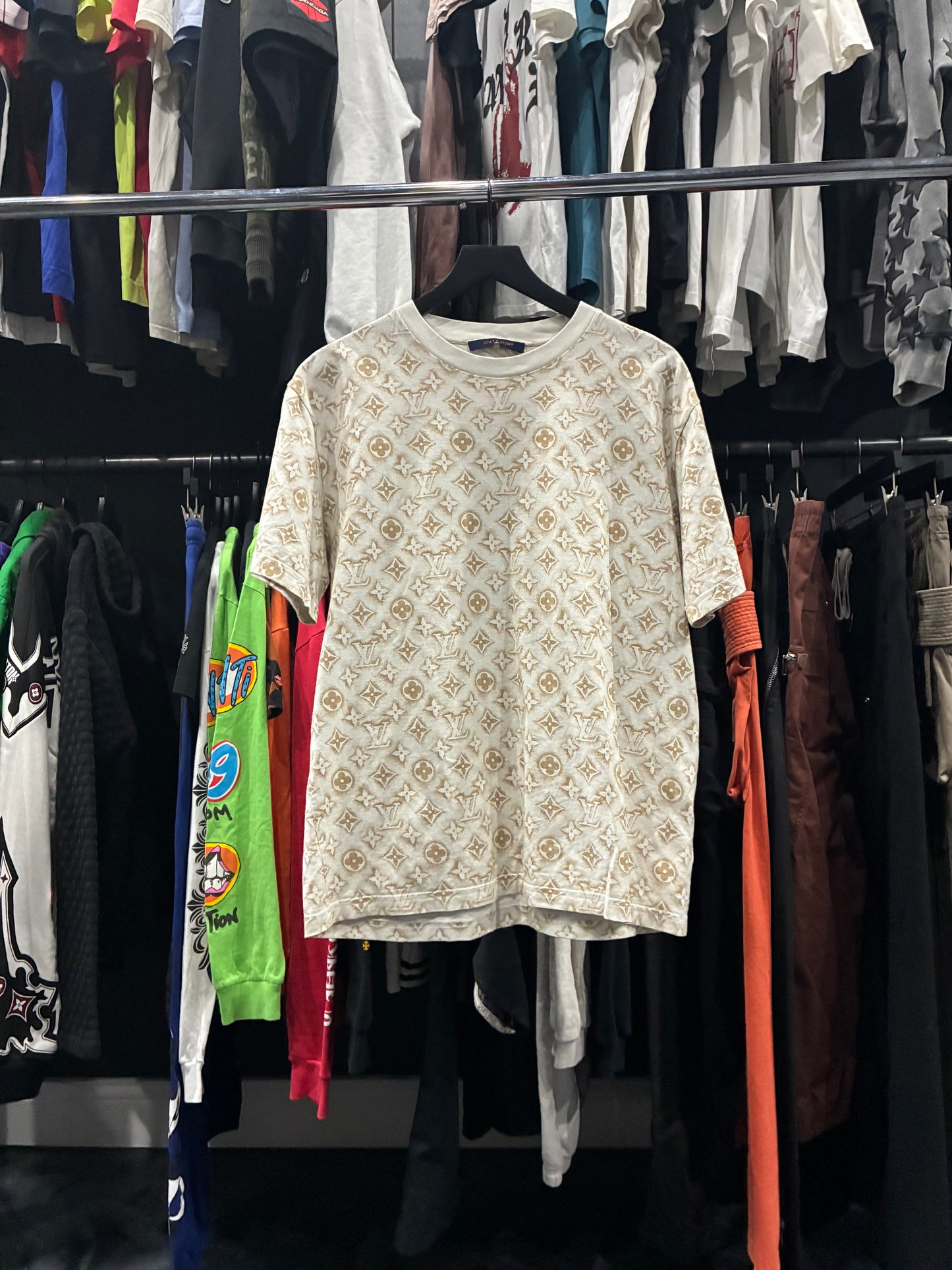 Louis V White/Gold Monogram Print Tee (L)