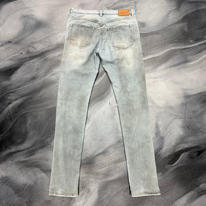 Purple Brand Aged Light Blue Distressed Knee Jean (32)