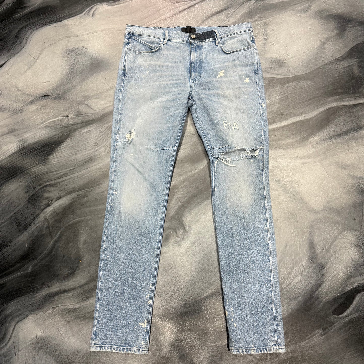 RTA Light Blue Wash Distressed Knee Jean (34)
